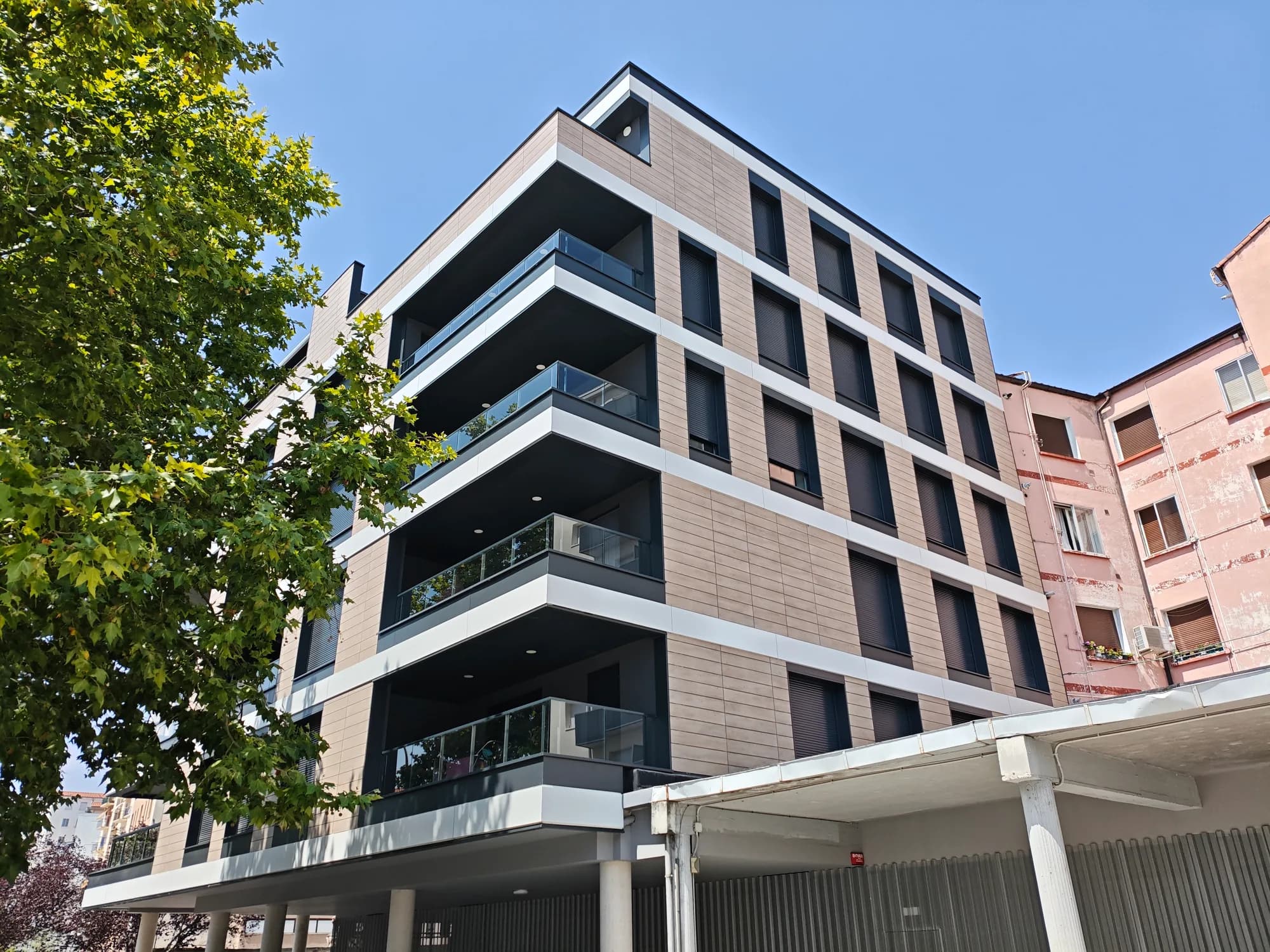 Equipo de Ventix instalando una fachada ventilada en Navarra