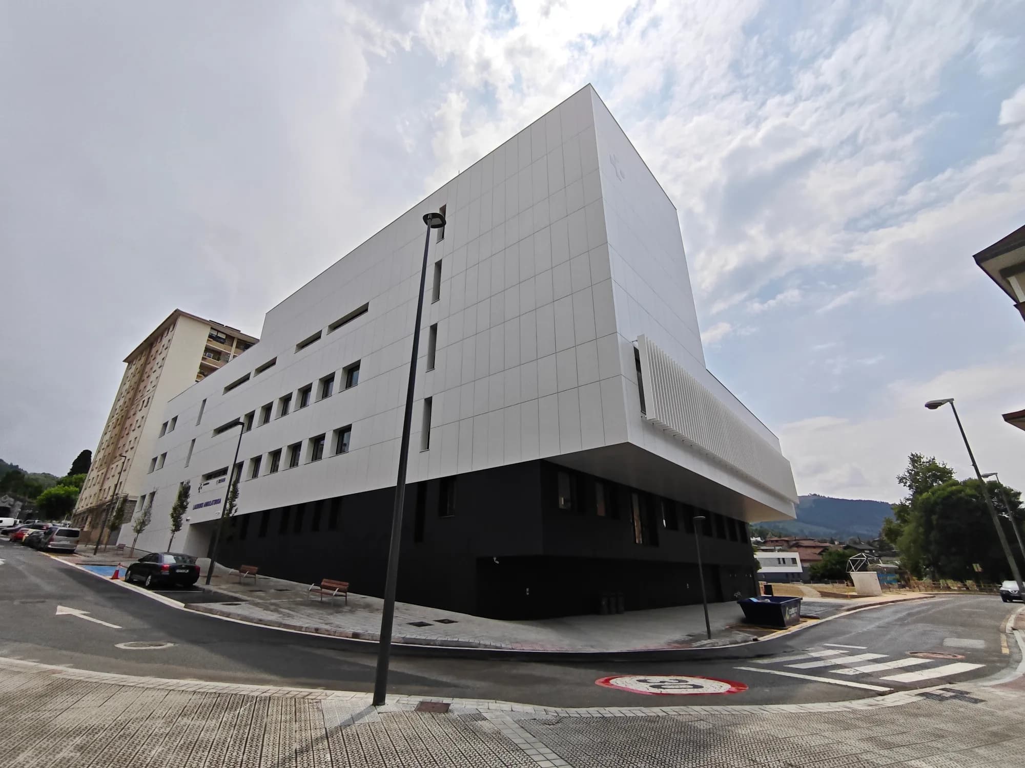 Fachada ventilada en edificio moderno